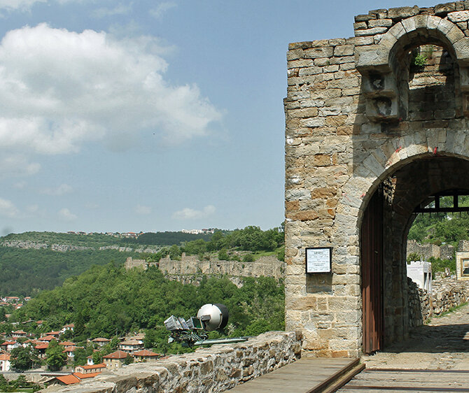 Болгария. Велико-Тырново. Холм Царевец. Вид на холм Трапезица