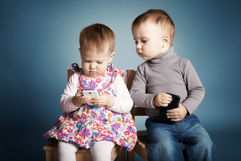 У дошкольников уроков нет. Зато есть мультфильмы. И мамы, которым нужно работать. 
