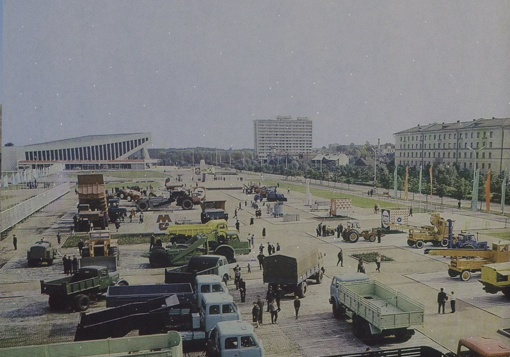 На выставке достижений, 80-е