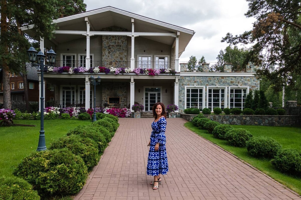 Руководитель отдела загородной недвижимости Наталья Тугунова на фоне дома