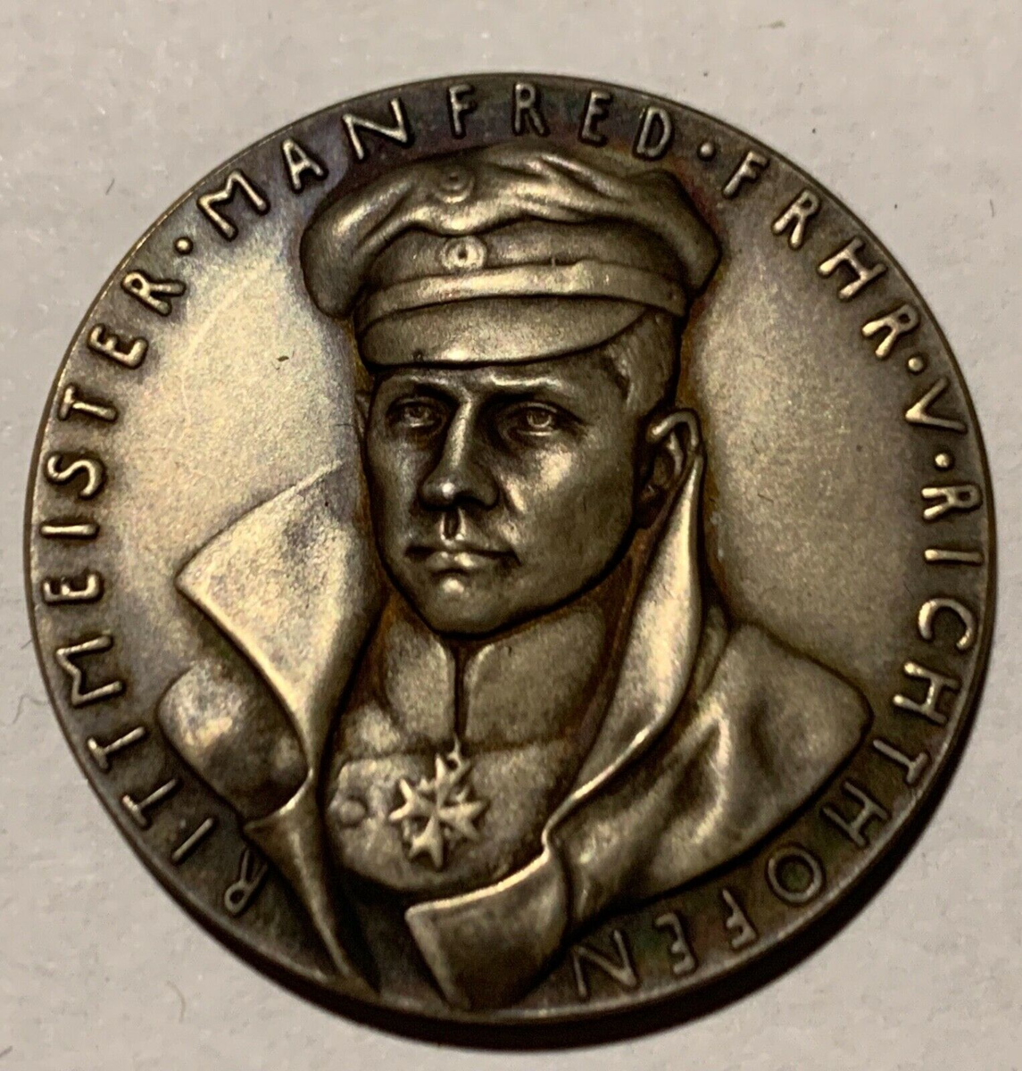 К сожалению, фото таких кубков я не нашёл, но вот вам монетка с изображением Красного Барона)