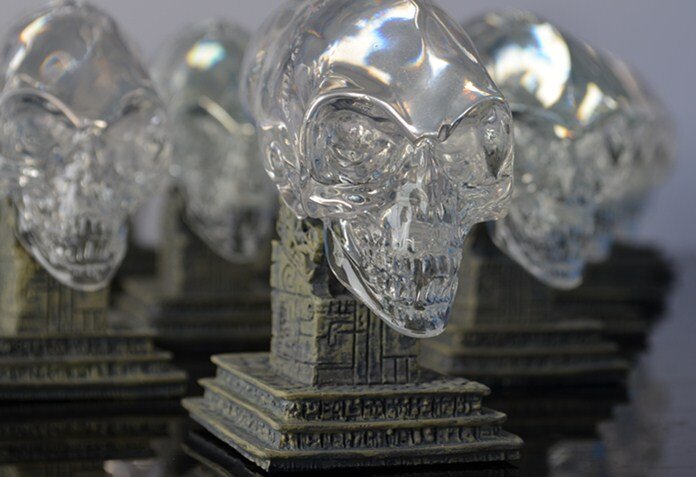 26 мая 1996 года английская телекомпания Би-би-си продемонстрировала часовую программу под названием «Загадки хрустальных черепов». То, что всемирно известная компания посвятила специальную программу этому феномену, говорит о растущем интересе к этой загадке. 
Хрустальные черепа - точные модели человеческих черепов, выполненные из разных видов природного кварца Места находок хрустальных черепов - Мексика, Центральная и Южная Америка, зоны распространения древних цивилизаций ацтеков, инков и майя. Как полагают, черепа имеют тысячелетний возраст, но точно определить дату их создания крайне сложно, так как метода определения возраста кварца не существует, а метод радиоуглеродного анализа в этом случае не работает.

Первый хрустальный череп, известный сегодня как «Michell-Hedges» (по фамилии его первооткрывателя), был найден в 1924 году группой археологов под руководством Ф. А. Митчелла-Хеджеса на руинах древнего города майя Лубаатун, в джунглях полуострова Юкатан. Этот череп детально исследовал в 1960-х годах искусствовед Ф. Дорланд. Размеры черепа составляли 152,4х203,2х152,4 миллиметра, а вес -5,13 килограмма. Внутри затылочной части черепа Ф. Дорланд обнаружил систему призм и каналов. Благодаря этой системе череп и глазницы начинали светиться, если за ним установить внешний источник света, например свечу. А нижняя челюсть, выполненная отдельно и соединявшаяся с черепом с помощью нити, продетой через тонкие отверстия, могла свободно двигаться. Череп явно был предназначен для ритуальных целей.

Как оказалось, он был изготовлен из целого кристалла кварца. Его поверхность не имела ни малейших следов какой-либо обработки металлическими инструментами и была, по-видимому, отполирована специальной пастой, секрет которой не дошел до нашего времени Но, по самым скромным подсчетам, для того, чтобы изготовить его таким способом, индейцам потребовалось бы не менее 300 лет'

В 1970 году Ф. Дорланд показал череп специалистам фирмы «Хью-летт-Паккард», считавшейся авторитетным экспертом по кварцу и являвшейся широко известным производителем кварцевых генераторов. В своем отчете инженер фирмы Л. Барре писал «Мы изучали череп по всем трем оптическим осям и обнаружили, что он состоит из 3-4 сростков. Анализируя сростки, мы обнаружили, что они растут из единого центра и составляют единый сплошной кристалл. Мы также обнаружили, что череп вырезан из одного куска хрусталя вместе с нижней челюстью. По шкале Мооса горный хрусталь имеет высокую твердость, равную 7 (уступая лишь топазу, корунду и алмазу). Что касается обработки, то его ничем, кроме алмаза, резать нельзя. Но древние сумели как-то обработать его. И не только сам череп - они вырезали из этого же куска нижнюю челюсть и места для шарнирного соединения челюсти, на которых она была подвешена. При такой твердости материала это более чем загадочно, и вот почему: в кристаллах, если они состоят более чем из одного сростка, имеются внутренние напряжения Когда вы нажимаете на кристалл головкой резца, то благодаря наличию напряжений кристалл может расколоться на куски, поэтому его нельзя резать - он просто расколется. Но кто-то изготовил этот череп из одного куска хрусталя настолько осторожно, как будто он вообще не притрагивался к нему в процессе резки».

Таким образом, эксперты «Хьюлетт-Паккард» подтвердили предположение Ф. Дорланда, что череп был изготовлен не с помощью резца, а путем длительной обработки абразивами. Какими же?

«При исследовании поверхности черепа мы обнаружили свидетельства воздействия трех различных абразивов, - пишет Л. Барре, - окончательная же отделка его выполнена полировкой. Мы также обнаружили некий вид призмы, вырезанной в задней части черепа, у его основания так, что любой луч света, входящий в глазницы, отражается в них». В заключение же эксперты в сердцах написали: «Проклятая штуковина вообще не должна была существовать на свете. Тот, кто ее высекал, не имел ни малейшего понятия о кристаллографии и совершенно игнорировал оси симметрии. Она неминуемо должна была развалиться при обработке!»

Кстати, слова о том, что те, кто делал череп, не имели ни малейшего понятия о кристаллографии и игнорировали оси симметрии камня, являются лучшим доказательством того, что череп не могли изготовить мифические «инопланетные пришельцы» Ведь череп, как и любую другую загадку древних цивилизаций, тут же поспешили причислить к следам пришельцев. Так, кто-то видел внутри черепа «Michell-Hedges» изображение вроде голограммы космического корабля, которое то появляется, то исчезает. Другие видели появляющийся внутри черепа облик неизвестного существа.

Но череп «Michell -Hedges» - не единственное изделие подобного рода. Еще в 1889 году в Мексике был найден его «собрат» - череп «ЕТ», ныне хранящийся в Лондоне, в Британском музее. Он сделан из дымчатого кварца, менее искусно изготовлен, а нижняя челюсть у него неразъемная. Кстати, череп «ЕТ» не похож ни на одну расу, обитающую сегодня на Земле, - у него верхняя челюсть и глазницы имеют совершенно необыкновенную форму. Впрочем, это очень похоже на стилизацию.

В Японии хранится череп, выполненный из цельного аметиста. Из чистого кварца сделан найденный в Гватемале череп «Мах». Хрустальный череп, хранящийся в Музее человека в Париже, выполнен довольно грубо и изображает ацтекского бога смерти и подземного царства.

Все хрустальные черепа различаются друг от друга по размеру, цвету и внешнему виду. По этому поводу была даже сгоряча высказана гипотеза, что Землю посетили представители нескольких внеземных цивилизаций, каждая из которых оставила хрустальную модель черепа, содержащую знание и генетический код соответствующей расы. Есть предположение, что «Michell-Hedges» - «главный» череп, который объединяет остальные и является «черепом власти». При этом все черепа информационно связаны между собой и некими неизвестными еще черепами, которые, возможно, находятся вне пределов Земли и употреблялись как средство коммуникации, вроде своеобразного «Интернета». Такой способ связи, очевидно, целиком заимствован у Дж. Р. Р. Толкиена из «Властелина колец» (камни-палантиры).

Кварц, из которого сделаны черепа, известен как минерал, который обладает природным свойством усиления электрической энергии. Во всех современных электрических аппаратах используется кварц. Так как наше тело обладает электромагнитным полем постоянной напряженности, кварц в состоянии усиливать энергетическую напряженность поля нашего тела, что, как считают, повышает духовные способности человека. Ряд необъяснимых феноменов связан с хрустальными черепами. Многие люди ощущают прилив энергии, исходящей от них. На некоторых эта энергия оказывает исключительное влияние, вызывая психические вибрации.

Сегодня многие ученые пытаются найти ответ на вопрос о происхождении хрустальных черепов и способе их изготовления. Но пока это остается тайной.