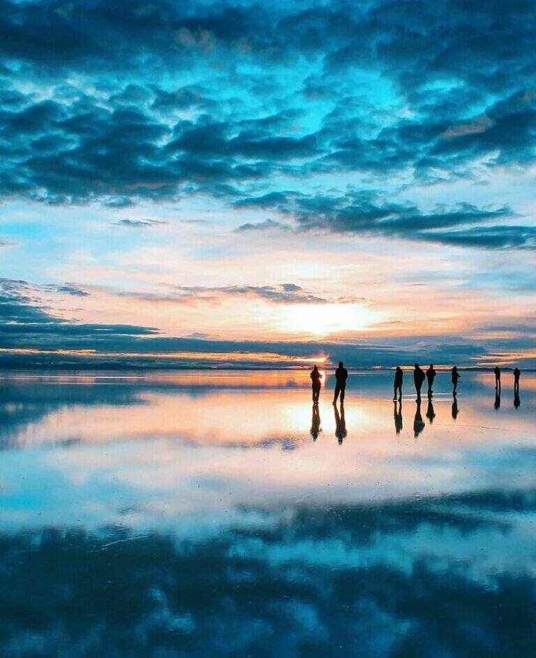 Когда солончак Уюни покрыт водой, то он похож на огромное зеркало отражающее небо.
