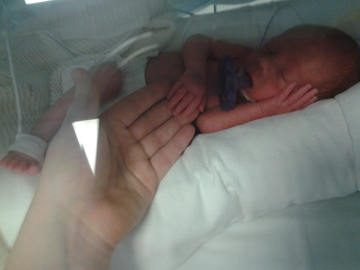 Это мы уже в  палате интенсивной терапии, первое наше фото. Т.к. в реанимации нельзя было фотографировать( проводов меньше стало