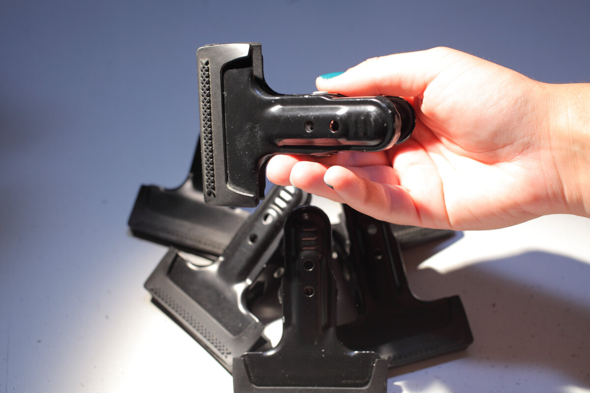 Черные прищепки можно увидеть в видео по шитью на моем канале. Этим моментом постоянно интересуются в различных соц.сетях. 