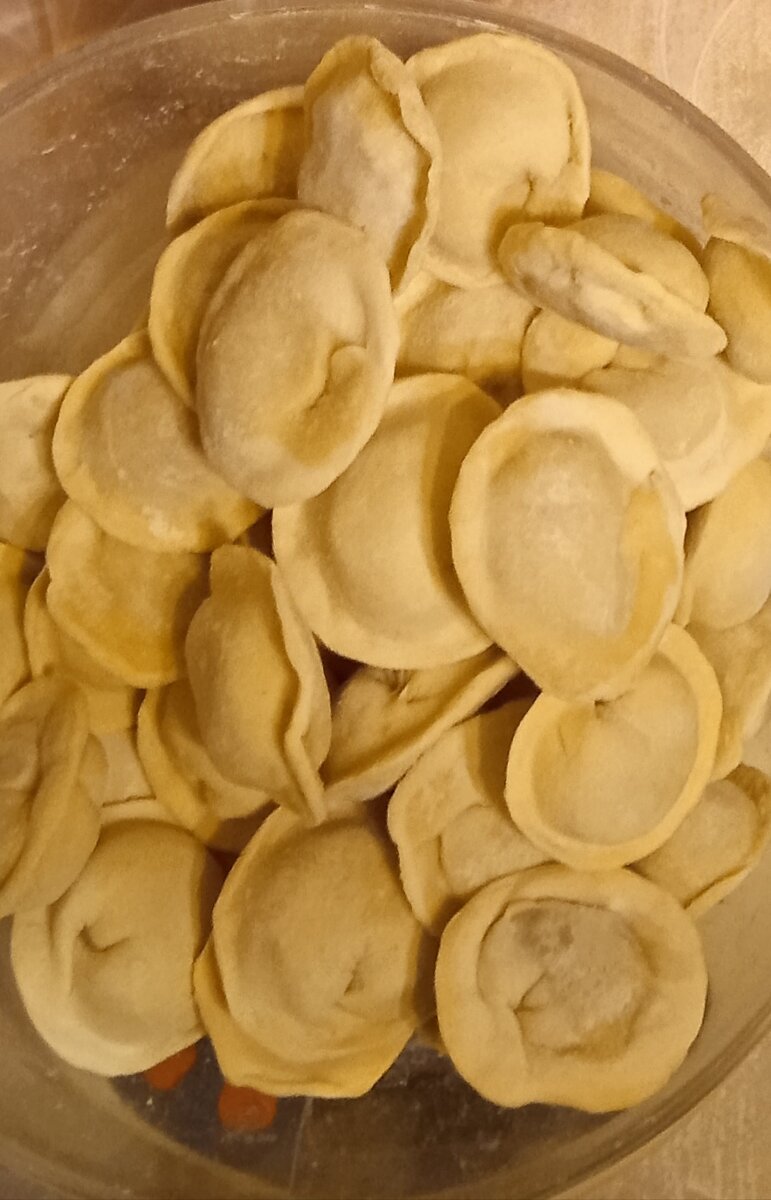 Замороженные домашние пельмени. 