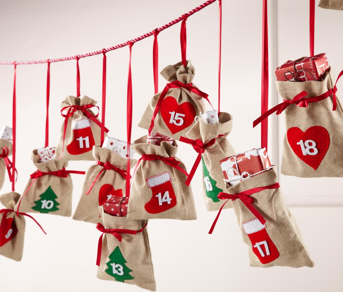Адвент-календарь - это календарь ожидания Нового года или Рождества, который позволяет отсчитывать дни до праздника и создает новогоднее настроение.
Вариантов оформления много.-1-3