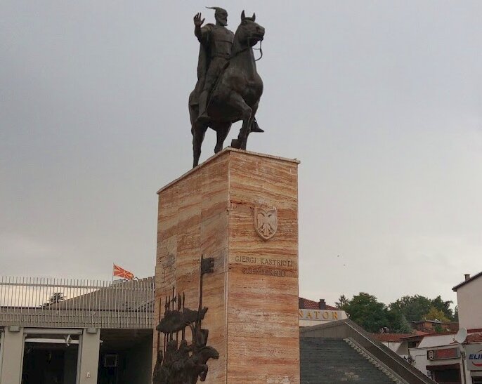 Памятник Скандербергу в центре Скопье