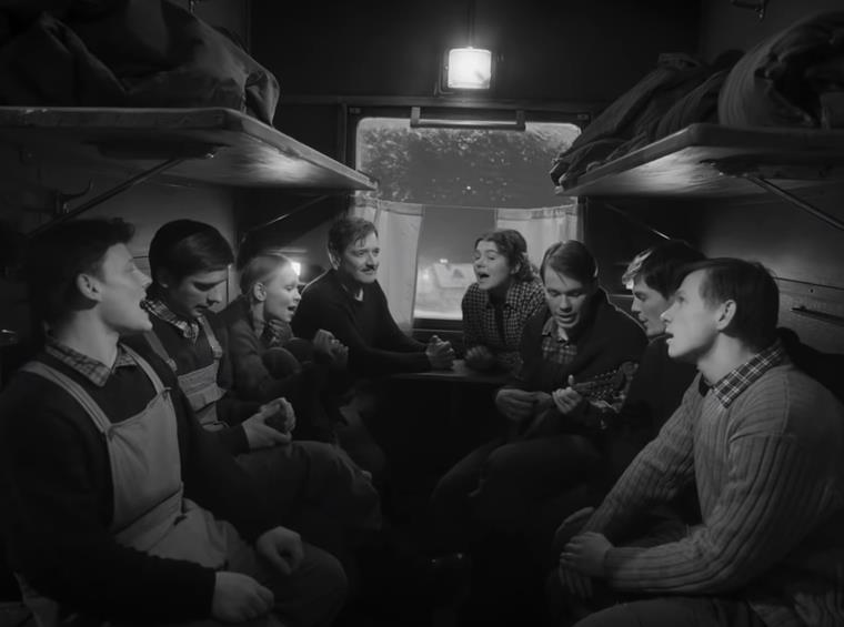 Стерильное фото из сериала. Дятлов в тамбуре пытает Юдина на предмет профпригодности.