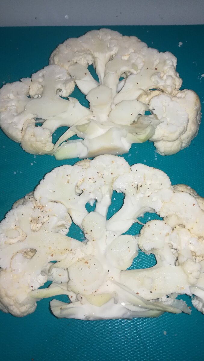 Порезанные стейки цветной капусты