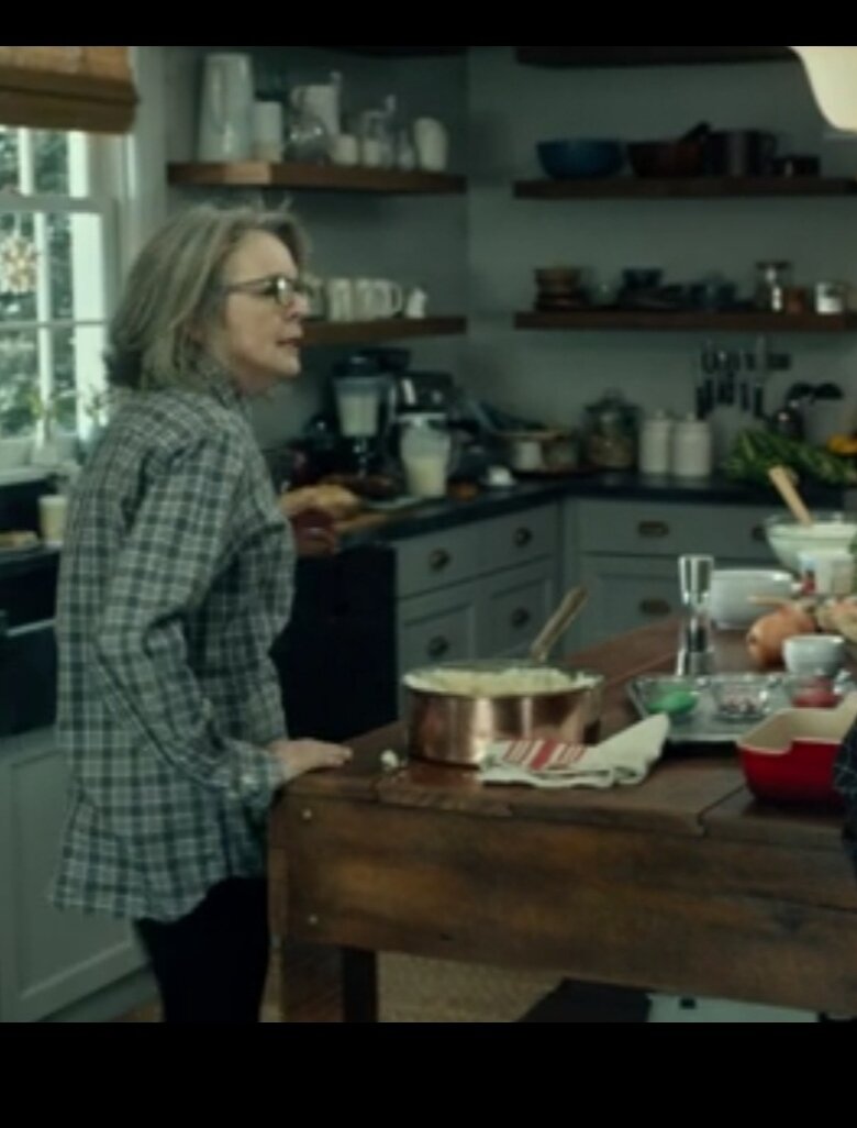 На стоп-кадре фильма "Любите Куперов" одно из главных блюд на Рождество и вообще на любой праздник или семейные встречи - картофельное пюре.