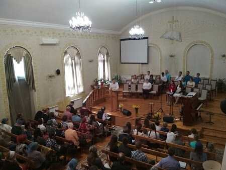 фото с яндекс картинок. Внутри церкви Баптистов.