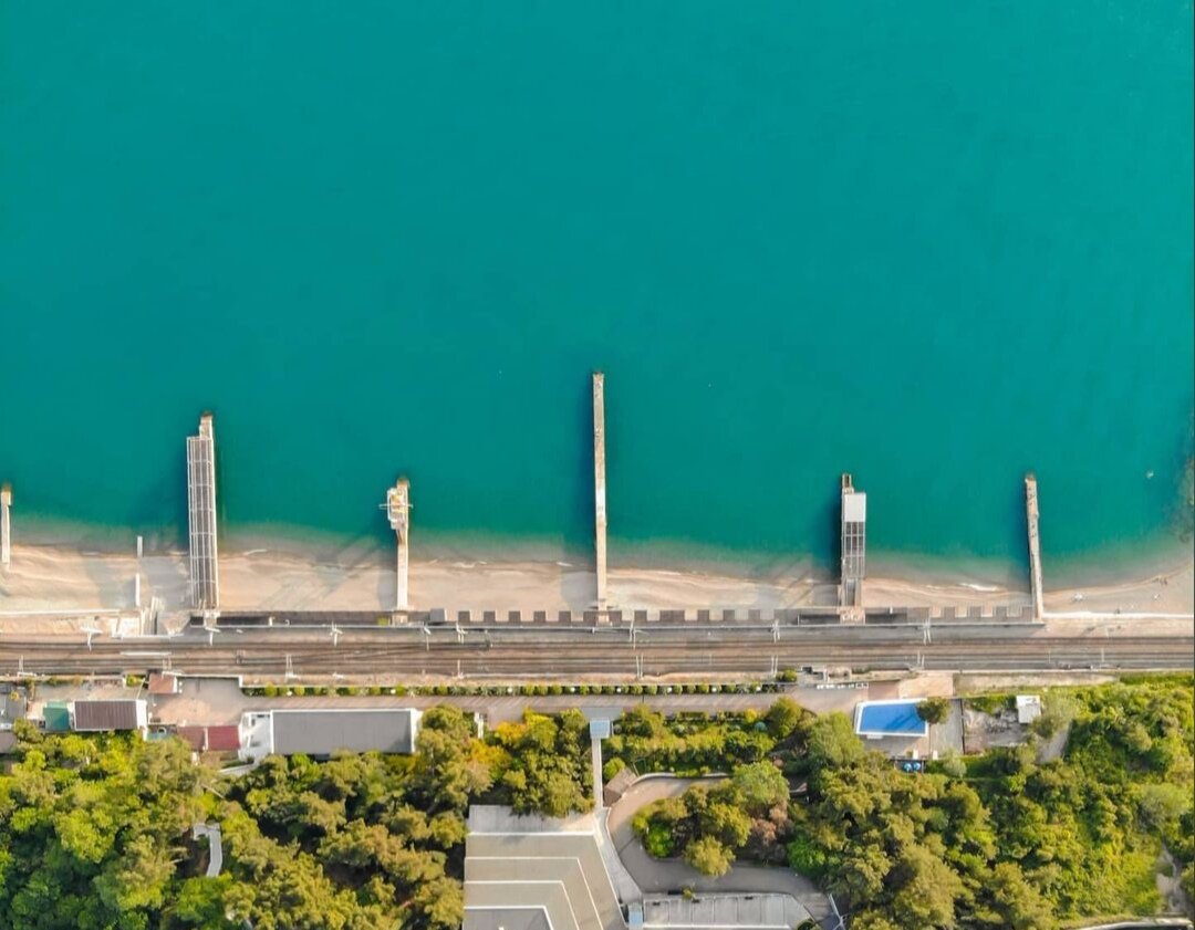 Море в Сочи и волнорезы (фото из инстаграм @sochiflyzone)