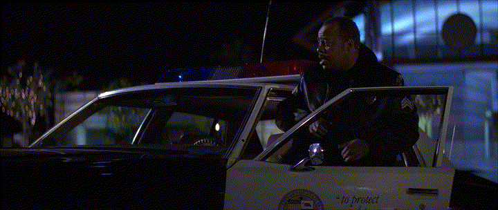 Сержант Эл Пауэлл получил недвусмысленный сигнал. Сцена из фильма "Крепкий орешек"