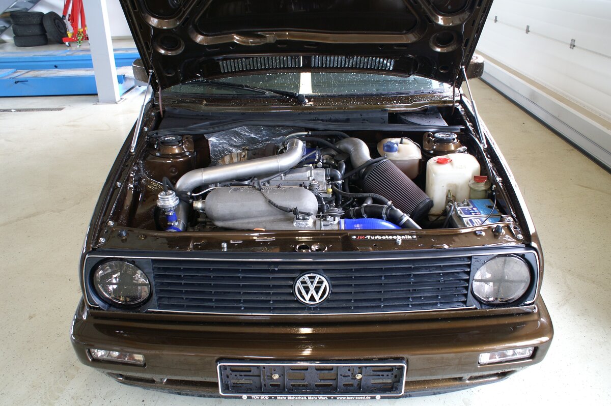 Volkswagen (в переводе с немецкого «народный автомобиль») — немецкая автомобильная марка, одна из многих, принадлежащих концерну Volkswagen AG
В сегодняшней статье, мы уделим время Volkswagen Golf 2.-2