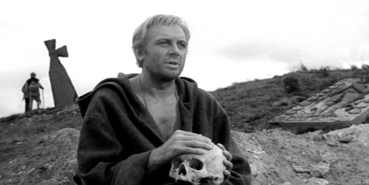 Гамлет держит в руках череп Йорика («Гамлет», 1964г.)