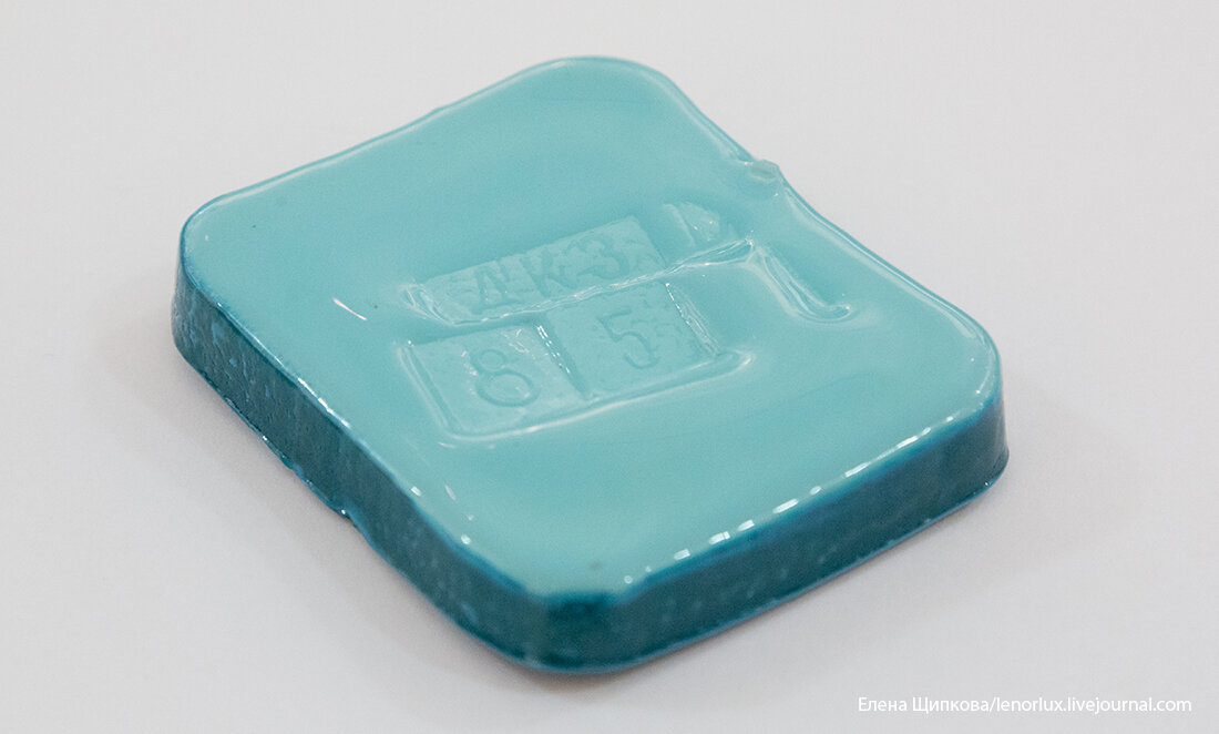 Вот так выглядит брикет эмали. Делают эти брикеты на заводе в Дулево, аналогичные заводы есть и в Европе, но в "Эмалисе" используют в основном именно Дулевскую эмаль.