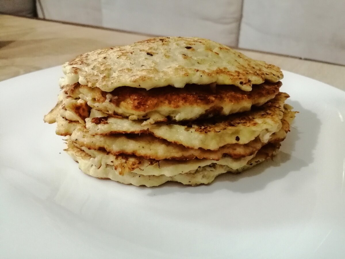 Нежный закусочный торт с вкуснейшим соусом, просто тающий во рту.