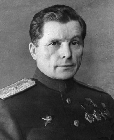Серге́й Влади́мирович Илью́шин (1894—1977) — советский авиаконструктор, разработчик самого массового боевого самолёта в истории — штурмовика Ил-2. Трижды Герой Социалистического Труда (1941, 1957, 1974), единственный лауреат семи Сталинских премий (1941, 1941, 1943, 1946, 1947, 1950, 1951), лауреат Ленинской премии (1960), Государственной премии СССР (1971). Кавалер восьми орденов Ленина (1936, 1941, 1945, 1945, 1954, 1964, 1971, 1974). Генерал-полковник инженерно-технической службы (1967; с 1971 года — Генерал-полковник-инженер). Академик АН СССР (1968).