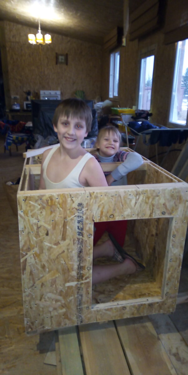 Дети тестируют будку. Фото из личного архива.