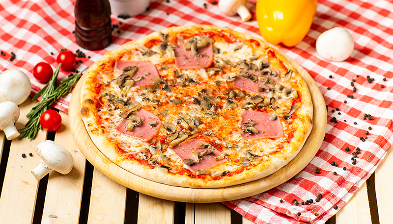 Подвох в приготовлении теста заключается в следующем. Если дрожжам дать заиграть, то потом тесто не будет таким эластичным, как нам нужно для приготовления пиццы. А пока тесто холодное, оно просто потрясающе эластичное, буквально как пластилин.