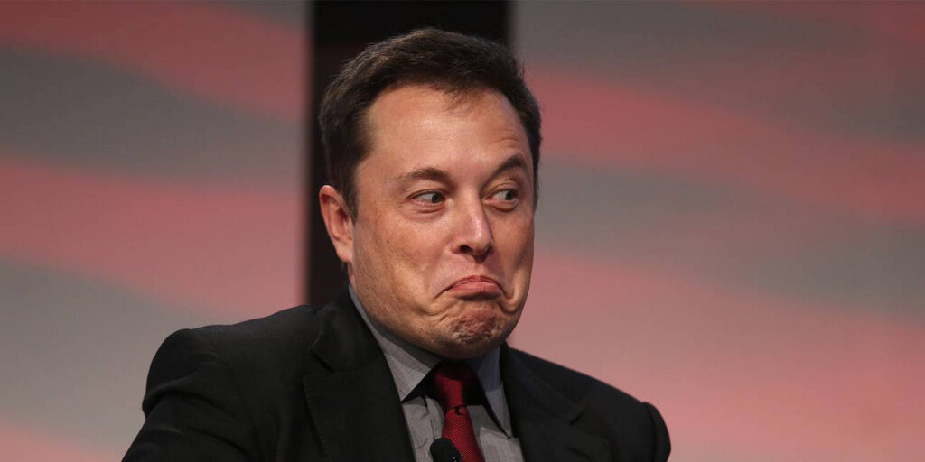 Рейтер) - Миллиардер из Кремниевой долины Илон Маск заявил во вторник, что обратился к главному исполнительному директору Apple Inc Тиму Куку «в самые мрачные дни программы Model 3», чтобы обсудить возможность приобретения производителем iPhone Tesla Inc за десятую часть ее стоимости. текущая стоимость. 
«Он отказался принять участие в этой встрече», - сказал Маск, генеральный директор производителя электромобилей Tesla, отвечая на сеть Twitter, в которой процитировали статью Reuters о том, что Apple планирует к 2024 году создать легковой автомобиль с новой технологией аккумуляторов.

В течение 2017 и 2018 годов Tesla изо всех сил пыталась нарастить массовое производство седана Model 3, а Маск в то время сообщил инвесторам, что компания погрязла в «производственном аду» из-за проблем с автоматизированными производственными системами на ее заводе по производству аккумуляторов в Рино, штат Невада. .

Однако Tesla преодолела проблемы и с тех пор получила ряд квартальных прибылей. Производитель электромобилей стал одной из самых ценных компаний, присоединившихся к S&P 500, когда в понедельник стал частью широко отслеживаемого фондового индекса.

Акции Tesla, однако, упали на 6,5% в своем дебютном S&P 500 на фоне новостей о потенциальной конкуренции со стороны Apple.

Автомобильные усилия Apple, известные как Project Titan, развивались неравномерно с 2014 года, когда компания впервые начала разрабатывать собственный автомобиль с нуля.

Центральное место в стратегии компании по производству автомобилей занимает новая конструкция аккумуляторной батареи, которая может «радикально» снизить стоимость аккумуляторов и увеличить запас хода автомобиля.

В той же сети Twitter Маск сказал, что «моноячейка», которую Apple планирует использовать в своей конструкции, «электрохимически невозможно, так как максимальное напряжение ~ в 100 раз меньше», если они не соединены вместе.

Apple отказалась от комментариев, а Tesla не сразу ответила на запрос Reuters о комментариях.