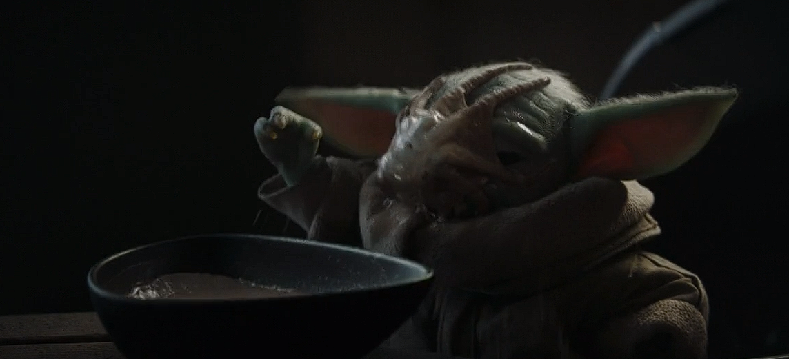 Грогу пытается одолеть свой обед