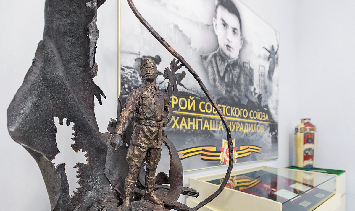 Стенд в Мемориальном комплексе славы имени Ахмата Кадырова, посвящённый отважному пулемётчику. Фото: Михаил  ФРОЛОВ