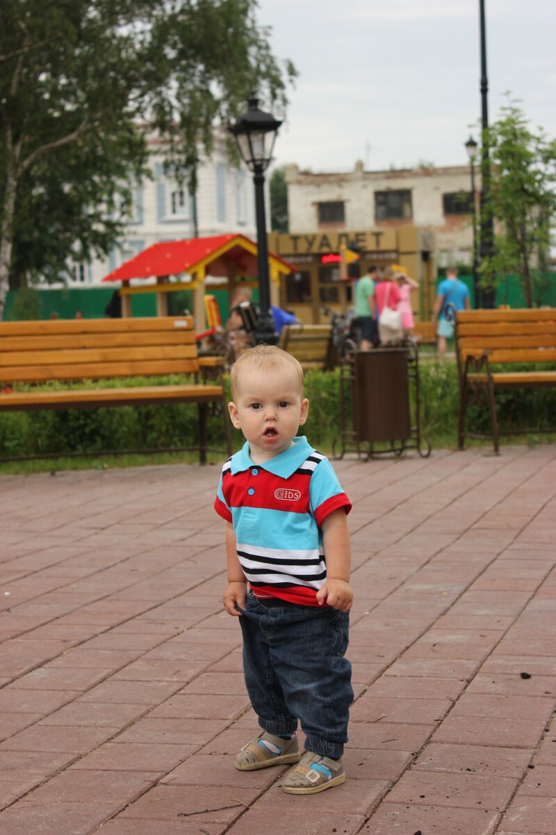 Сыну Алексею здесь 1 год. Оказавшись на большой площади, выбирает направление, куда побежать.