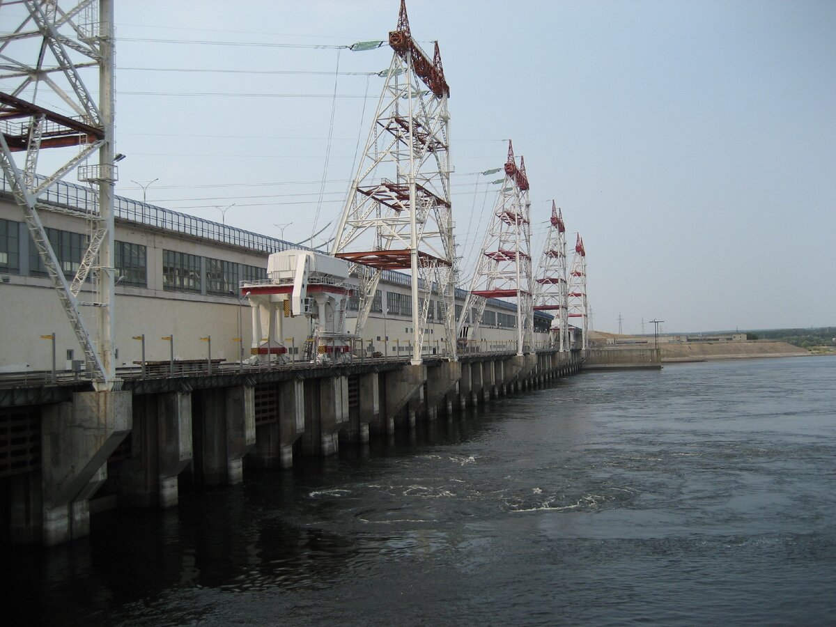 По этой плотине и переправлялся через Волгу...фото из сети...