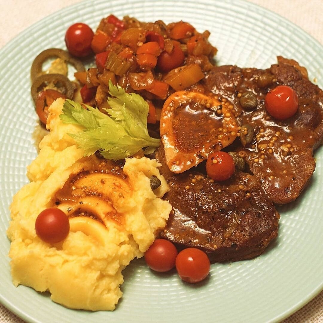 При приготовлении оссобуко, стейки из голяшки обжаривают с двух сторон.