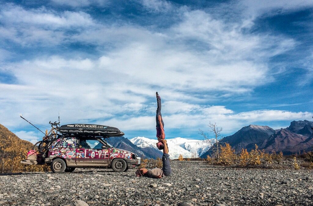 Сэм Салвей и Ракель Эрнандес-Крус остановились на «акройоге» на Аляске. Они путешествовали по миру и обучались йоге из своего двухдверного хэтчбека, который они назвали Peace Love Car.