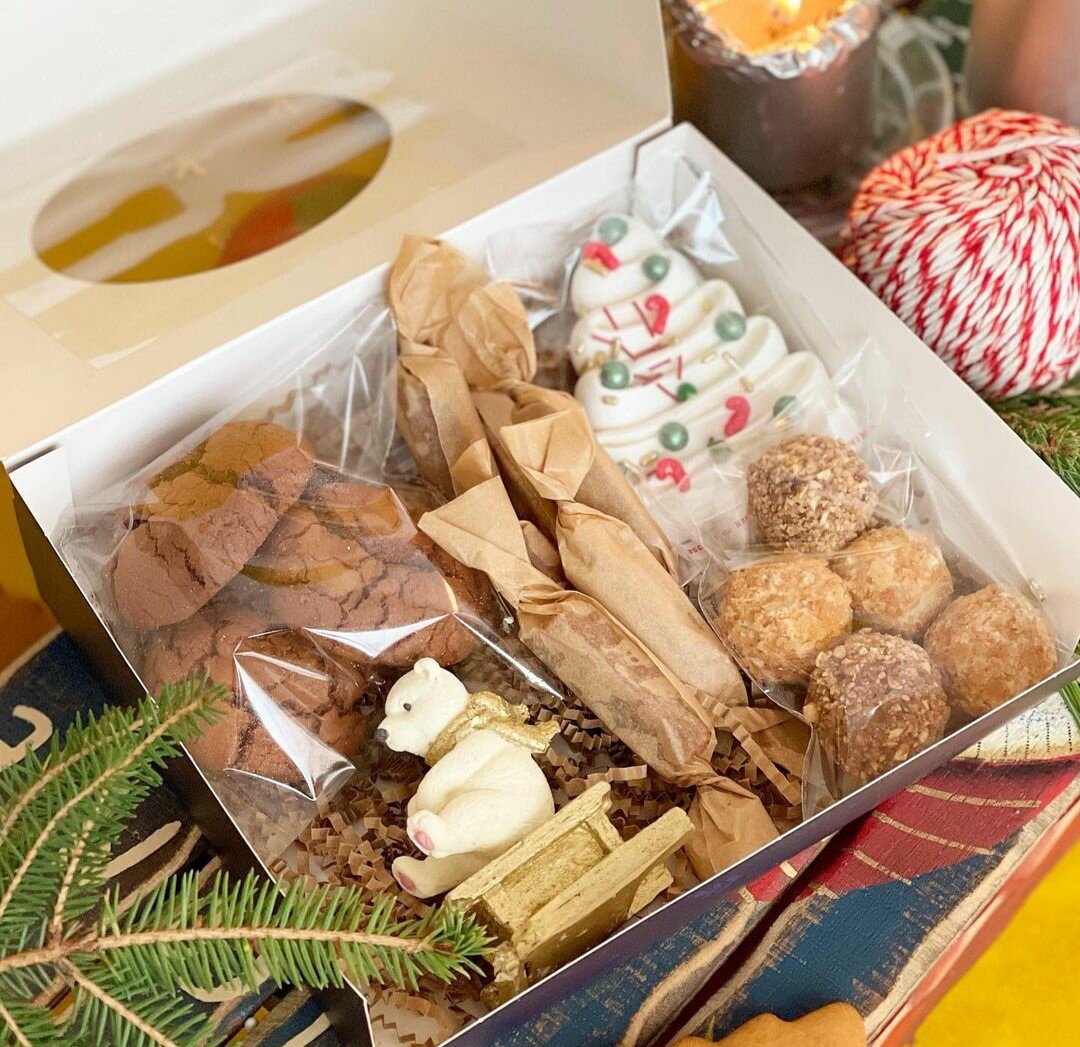 Фото реальное. Здесь всего понемногу: разные брауни, ириски, трюфели, безе и фигурка из белого шоколада для детей. Остальные взрослые будут стоически разделять мои принципы, но я планирую приготовить десерт без сахара.