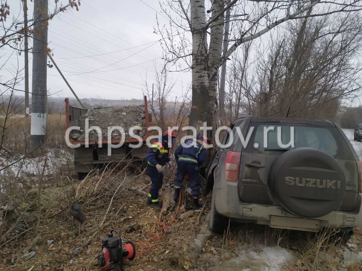 На месте работают спасатели областной и городской службы спасения, медики скорой помощи, сотрудники ДПС.