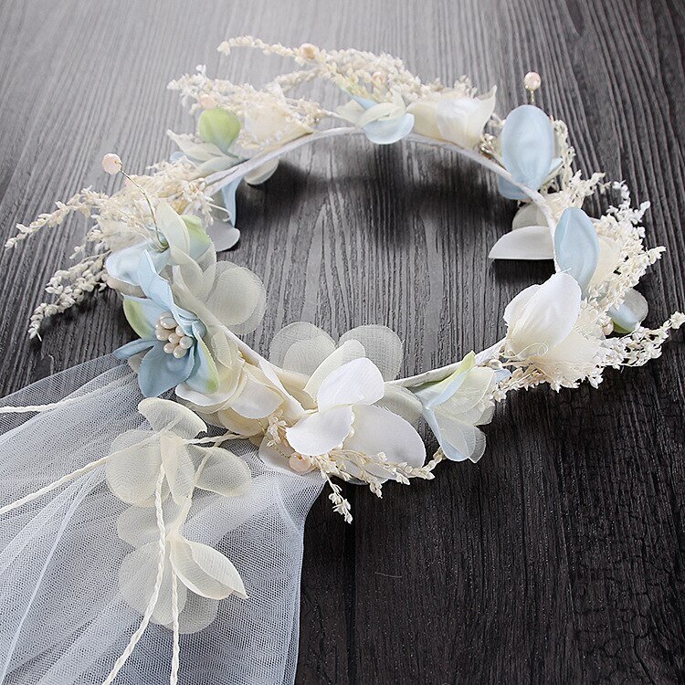 Венок из искусственных цветов. 