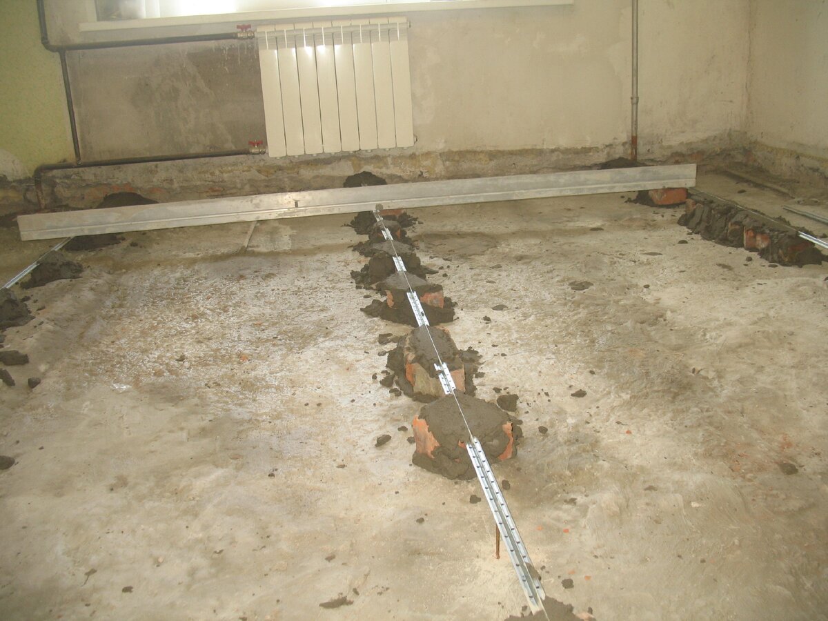 На основание нанесена обмазочная гидроизоляция на цементной основе. Этой фотографии года 4! Тогда гидроизоляция Ceresit CR 65 была серого цвета.