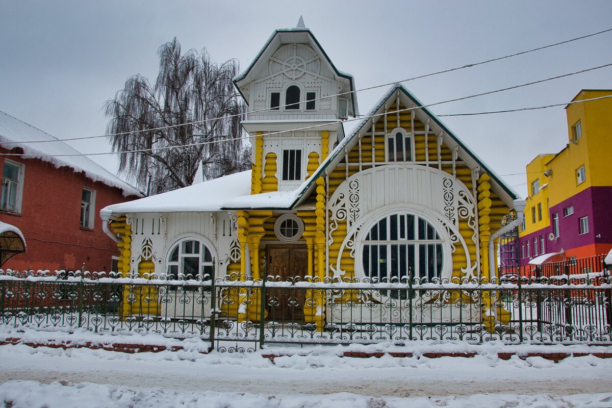 Дом купца Лужина. Это самый яркий представитель кимрской архитектуры. В 2014 его отреставрировали, спасли можно сказать.