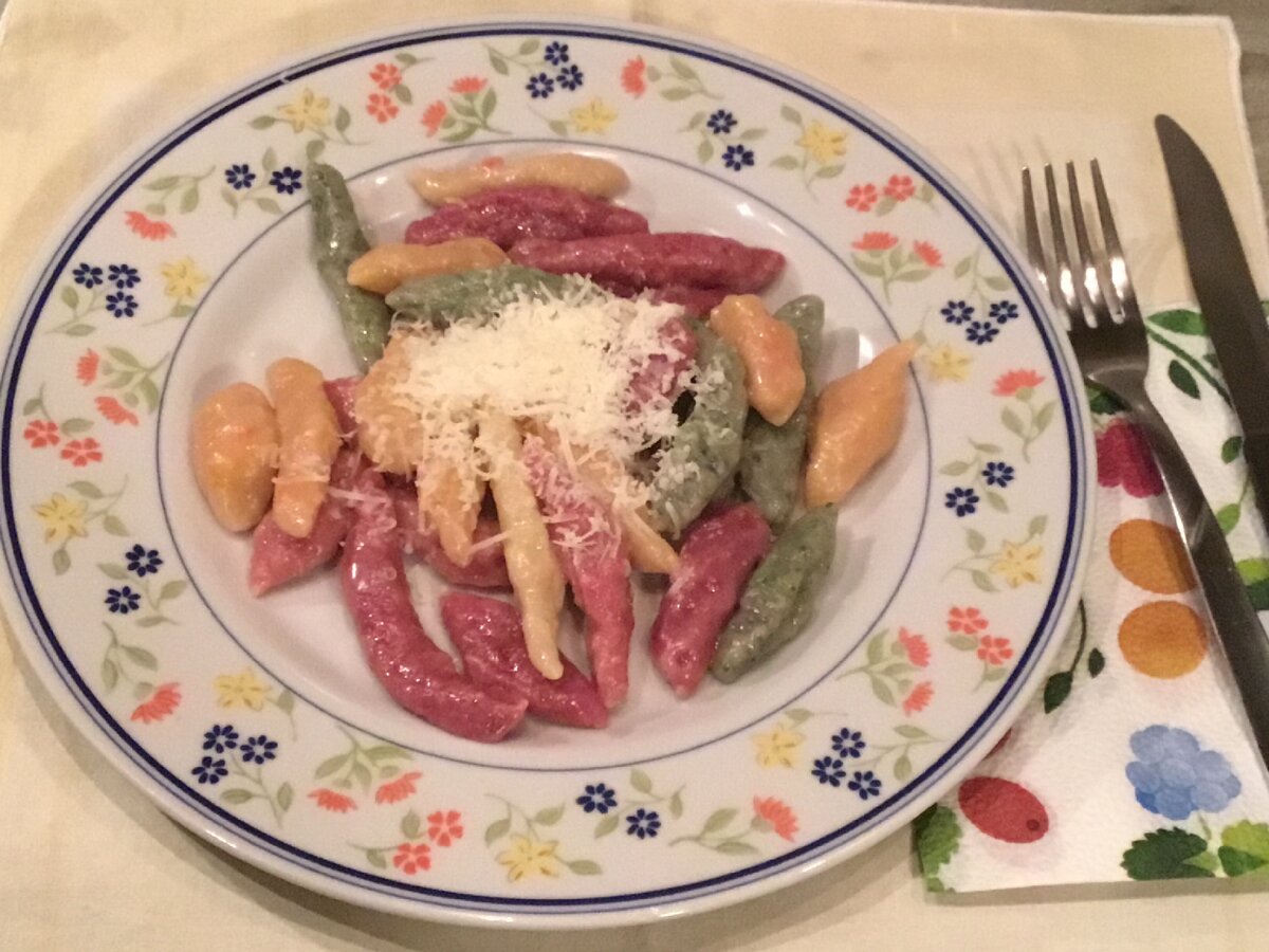 Сегодня клёцки веретенообразной формы — подсмотрела у одной хозяйки из Пьемонта. Но, в принципе, можно придать им любую форму...