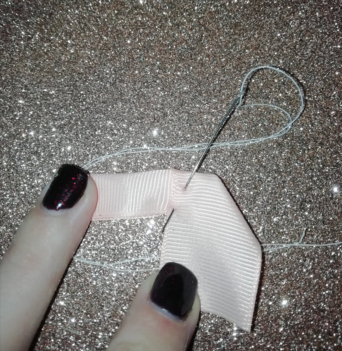 2. "Нижнюю" половину ленты складываем пополам от себя. 