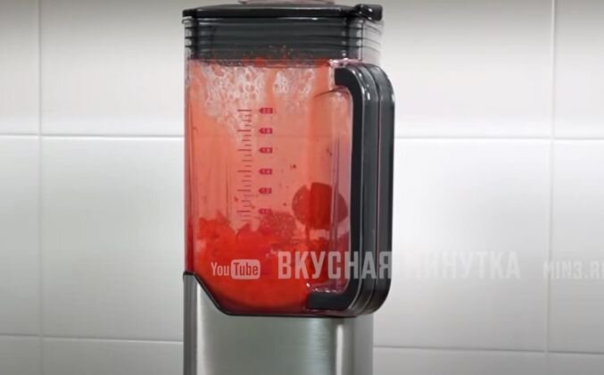 1. Клубнику вымыла и удалила хвостики, отправляю в блендер, если кислая, добавляю сахар, измельчаю в отдельной емкости, взбиваю сливки.