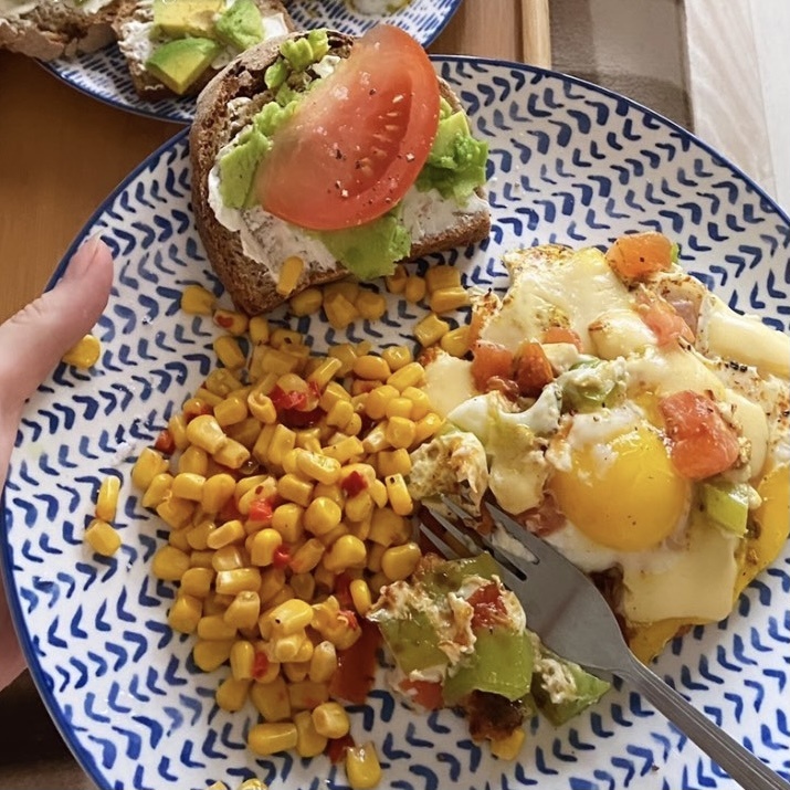 Вкупе с овощами и авокадо смотрится очень ярко и аппетитно. 