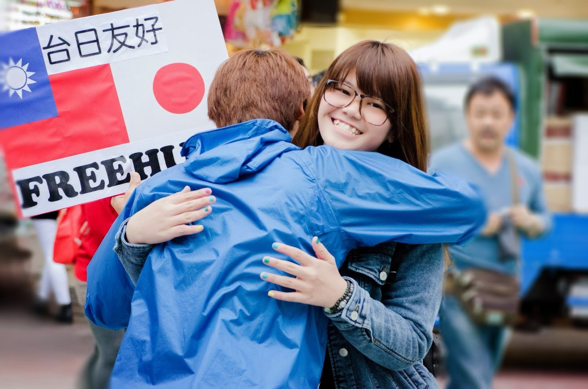 объятия первых акция движения первых. обнимается с пуховиком. толпа детей. объятия первых акция движения первых. дружеские объятия.