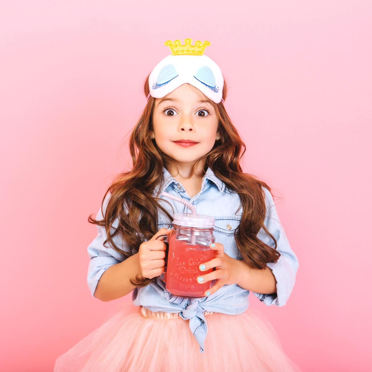 Изображение взято с https://www.freepik.com/free-photo/portrait-astonished-joyful-little-girl-holding-glass-with-juice-expressing-camera-isolated-pink-background-funny-cute-kid-princess-mask-celebrating-having-fun-happy-childhood_10272222.htm