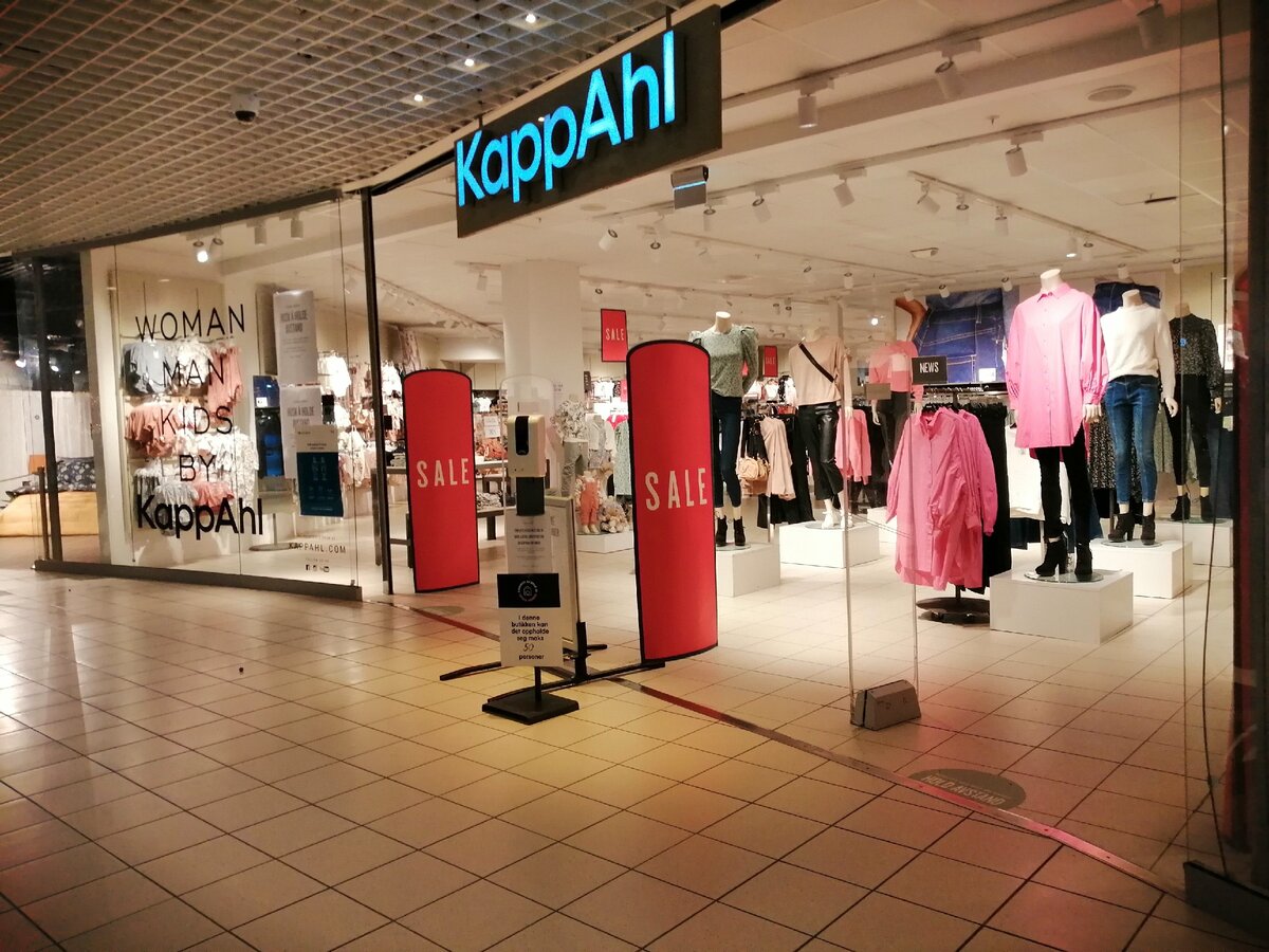 Витрина KappAhL. Фото автора.