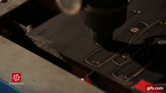 Для изготовления ножей здесь применяется лазерная резка (по мнению основателей - самый оптимальным метод изготовления ножей). В то время как на многих других ножевых производствах вместо лазера применяют штамповку.