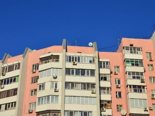 Нарушено требование по остеклению лоджий. Фасад не эстетичный