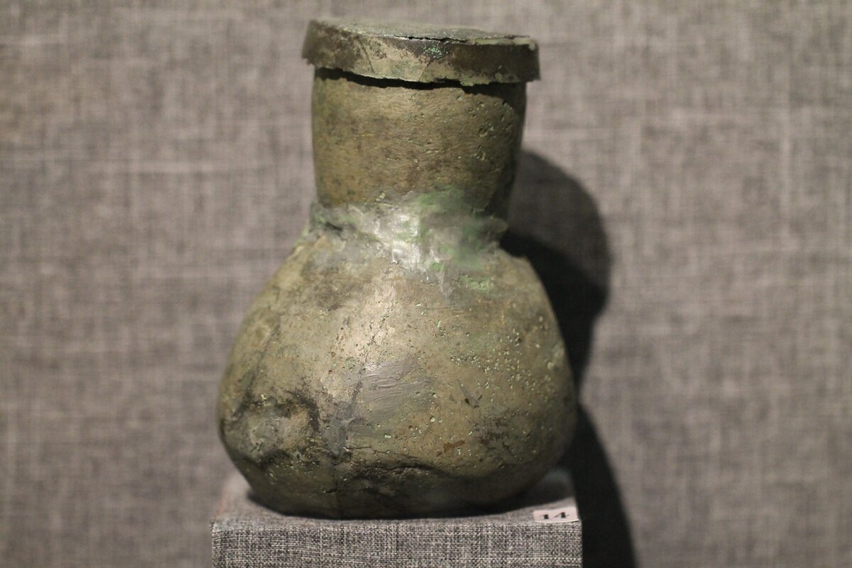 Бронзовый сосуд с крышкой майкопской культуры (4500-2500 лет до н.э.). Тулово и горло соединены при помощи кузнечной сварки. Северокавказский филиал Государственного музея искусства народов Востока (Майкоп, Россия). 
