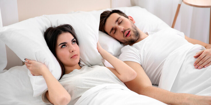  

Сейчас существует специальная диагностика нарушений сна, храпа и синдрома обструктивного апноэ. При ней пациент проводит ночь в клинике под аудио- и видеонаблюдением с фиксированием работы сердца и движения воздуха через дыхательные пути. На основании результатов врач понимает причины и принимает решение о лечении храпа.