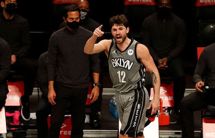 Джо Харрис благодарит партнера за передачу