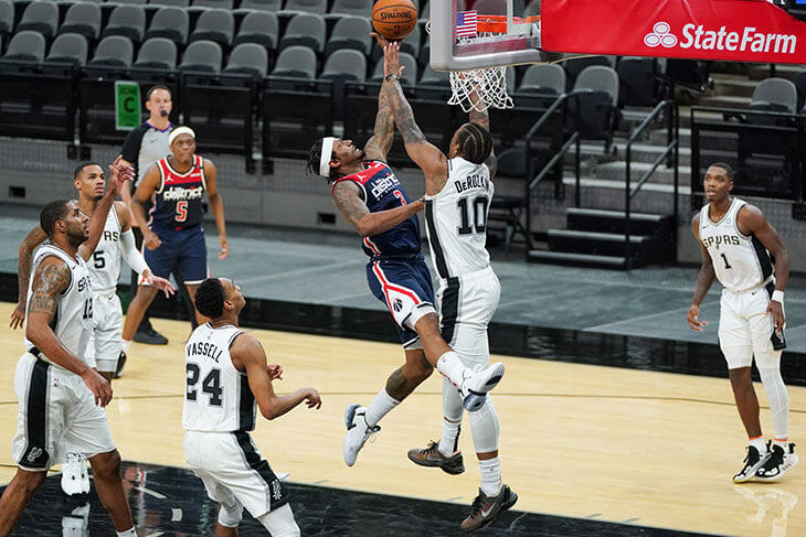 Демар Дерозан блокирует проход Бредли Билла